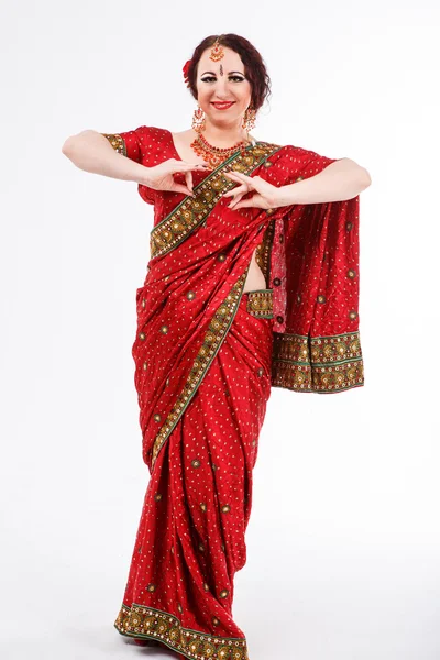 Europees meisje in rood Indiase saree — Stockfoto