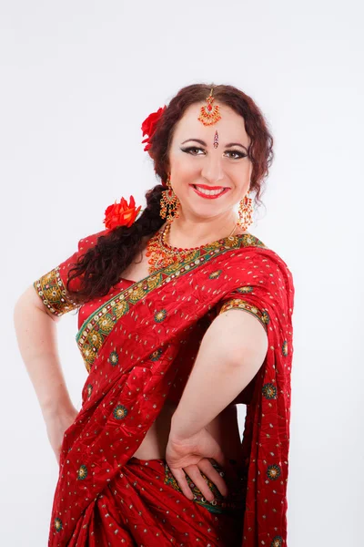 Europees meisje in rood Indiase saree — Stockfoto