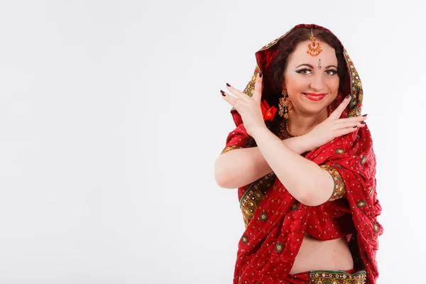 Menina europeia em saree indiano vermelho — Fotografia de Stock