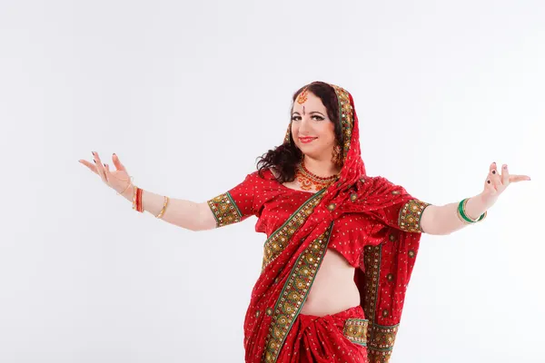 Fille européenne en saree indien rouge — Photo