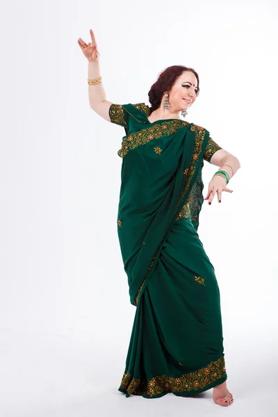 Europees meisje in groene Indiase saree — Stockfoto