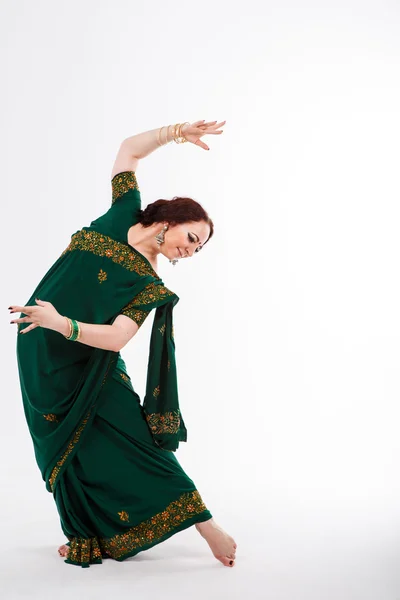 Europejska dziewczyna w zielonej Sari indyjskie — Zdjęcie stockowe