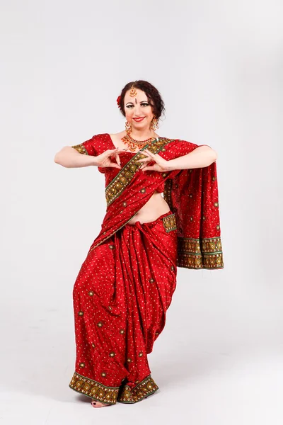 Europees meisje in rood Indiase saree — Stockfoto