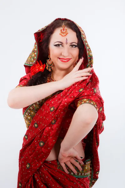 Europees meisje in rood Indiase saree — Stockfoto