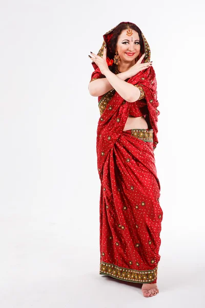 Europees meisje in rood Indiase saree — Stockfoto