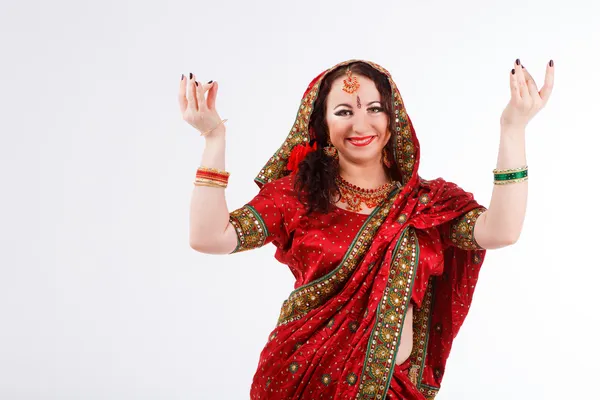 Menina europeia em saree indiano vermelho — Fotografia de Stock