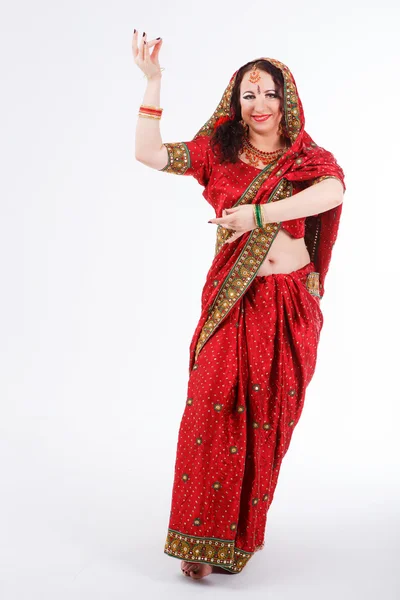 Europees meisje in rood Indiase saree — Stockfoto