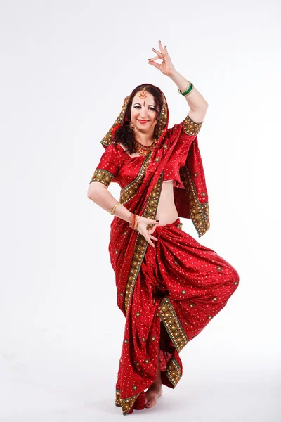 Chica europea en rojo indio saree — Foto de Stock
