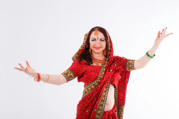 Menina europeia em saree indiano vermelho — Fotografia de Stock