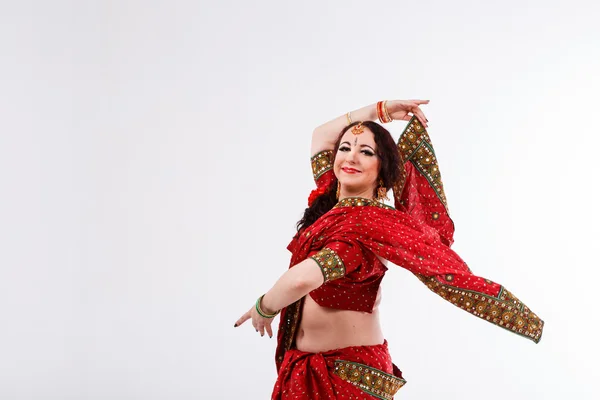 Europees meisje in rood Indiase saree — Stockfoto