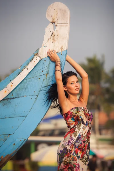 Brunette young girl posing near boat — Stock Photo, Image