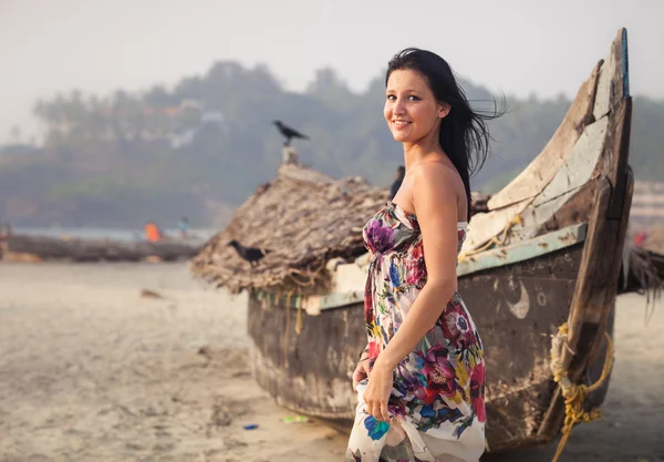 Jovem morena posando perto de barco — Fotografia de Stock