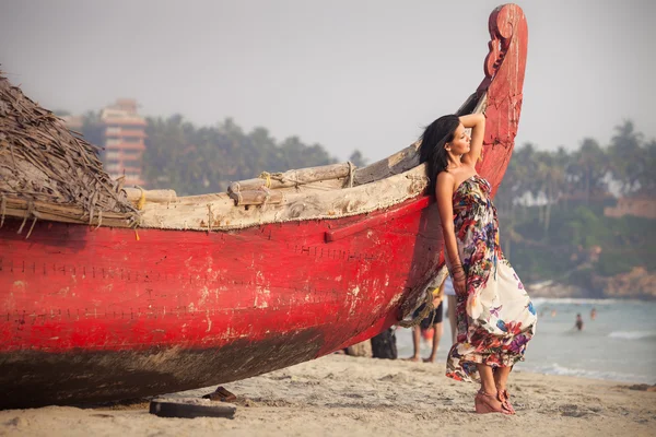 Brunette jonge meisje poseren in de buurt van boot — Stockfoto
