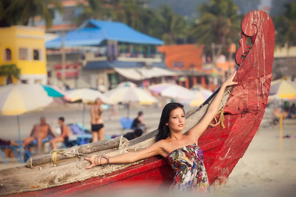 Brunette jonge meisje poseren in de buurt van boot — Stockfoto