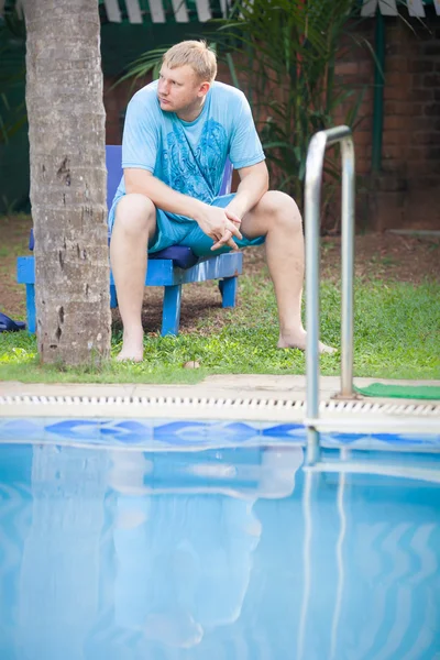 Jovem sentado no solário — Fotografia de Stock