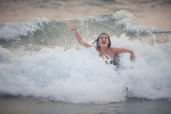 Morena chica ahogándose en el mar — Foto de Stock