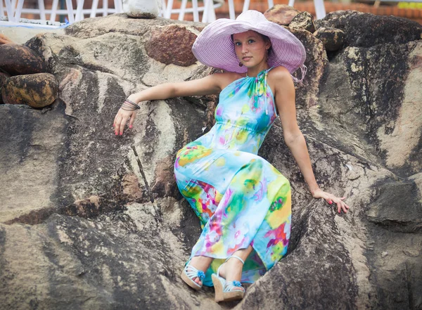花のドレスとピンクの帽子のブルネットの少女 — ストック写真