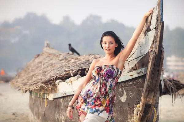 Brunette young girl posing near boat — Stock Photo, Image