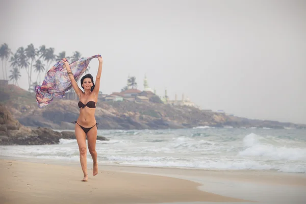 Ragazza bruna correre sulla spiaggia — Foto Stock