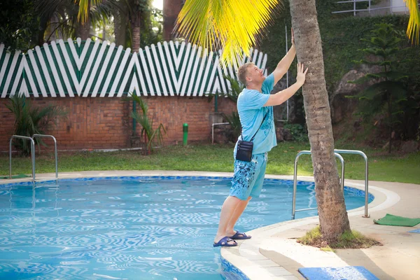 Jovem de pé — Fotografia de Stock