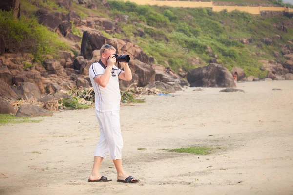 Mladý muž v bílém — Stock fotografie