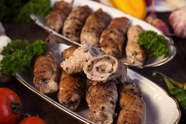 Varkensbroodjes Met Champignons Vleesbroodjes Omgeven Door Groen Groenten Oekraïense Gerechten Stockfoto