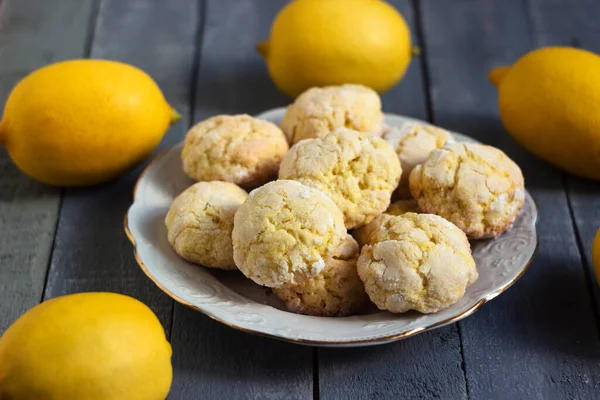 Runde Zitronenplätzchen Auf Einem Weißen Teller Umgeben Von Zitronenfrüchten Grauem — Stockfoto