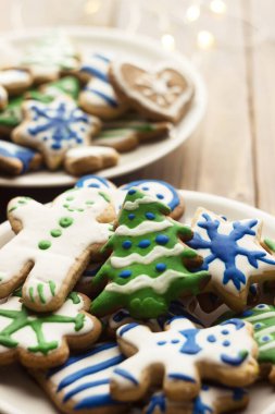 Yeni yıl aksesuarlarıyla çevrili ev yapımı zencefilli kurabiyeler. Noel Bebek Kurabiyeleri