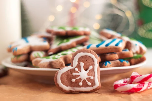 Geglazuurde Zelfgemaakte Peperkoeken Koekjes Een Bord Met Verschillende Vormen Van — Stockfoto