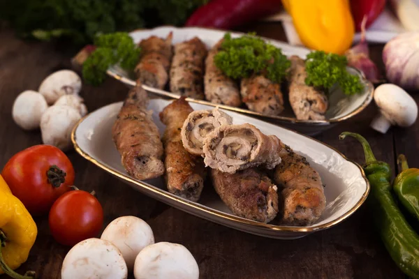 Schweinsbrötchen Mit Pilzen Fleischbrötchen Umgeben Von Viel Grün Und Gemüse Stockbild