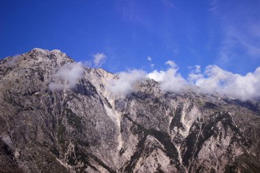 Bulutlarda kayalar açık havada. Arnavutluk 'un Llogara Geçidi' nin güzel manzarası.