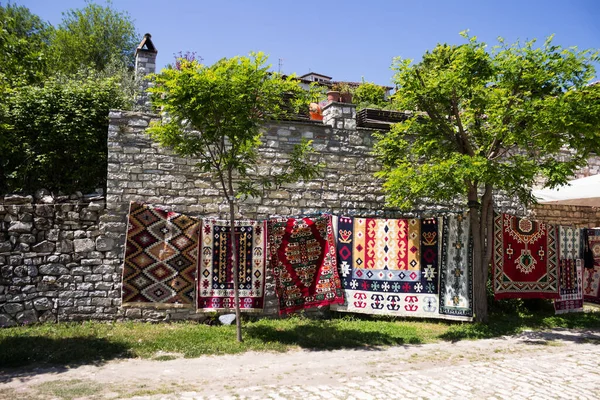 Παραδοσιακά Αλβανικά Χαλιά Προς Πώληση Κοντά Στο Φρούριο Στη Μπεράτ — Φωτογραφία Αρχείου