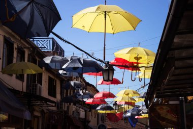 Üsküp, Kuzey Makedonya - 9 Mayıs 2021. Üsküp 'ün Eski Kentinde renkli şemsiyeler asılı