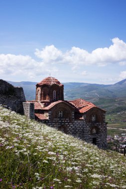 Arnavutluk 'un Berat kentindeki Kutsal Üçleme Kilisesi. Baharda güneşli havada güzel bir manzara.