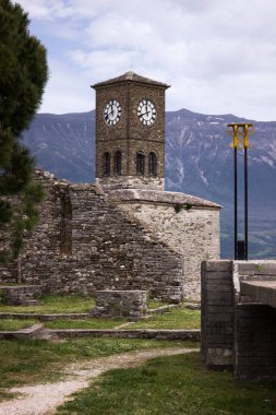 Saatli Cirokastra Şatosu, Arnavutluk. Dağların arkasına karşı Arnavut kalesi