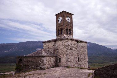 Saatli Cirokastra Şatosu, Arnavutluk. Dağların arkasına karşı Arnavut kalesi