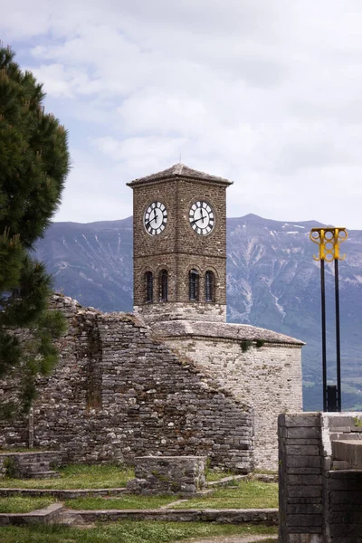 Cirokastra Şatosu, Arnavutluk. Dağların arkasına karşı Arnavut kalesi