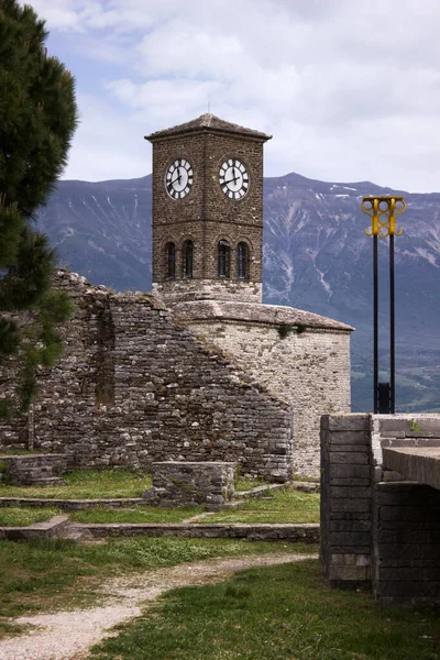 Saatli Cirokastra Şatosu, Arnavutluk. Dağların arkasına karşı Arnavut kalesi