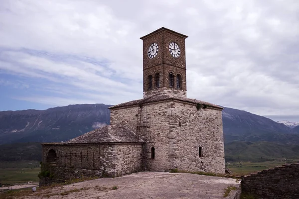 Saatli Cirokastra Şatosu, Arnavutluk. Dağların arkasına karşı Arnavut kalesi