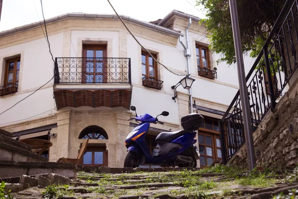 Μπλε Μοτοποδήλατο Στην Πόλη Αργυρόκαστρο Της Αλβανίας Αστικές Μεταφορές — Φωτογραφία Αρχείου