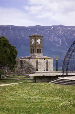 Saatli Cirokastra Şatosu, Arnavutluk. Dağların arkasına karşı Arnavut kalesi