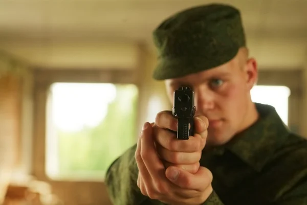 Il soldato punta da una pistola . — Foto Stock