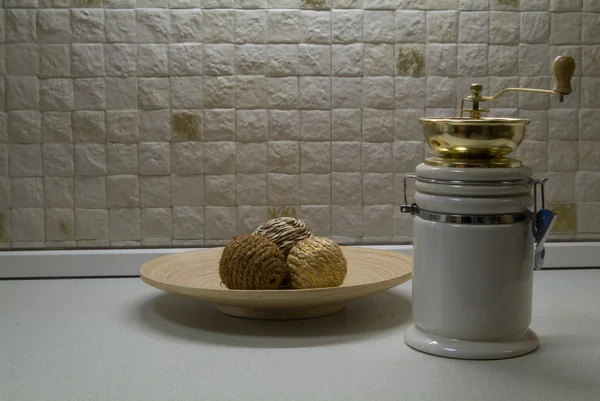 Кофемолка с деревянной тарелкой и декоративной соломинкой — стоковое фото