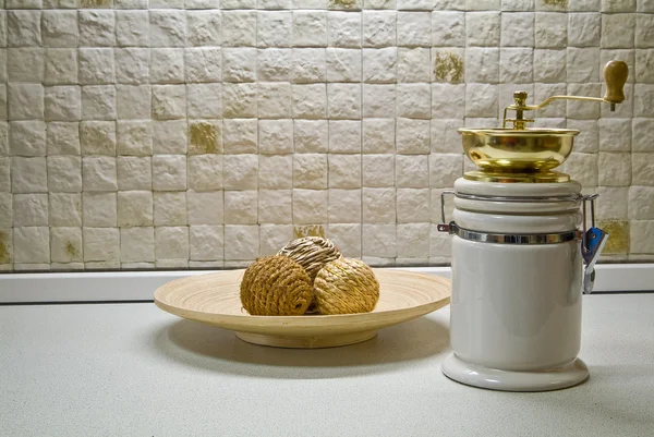 Coffee grinder with wooden plate and decorative straws sphere — Stock Photo, Image