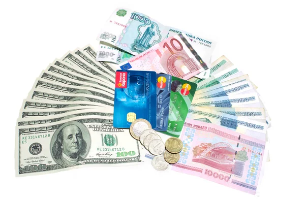 Pieniądze dolarów karty kredytowe monety rubli banknotów euro na białym tle — Zdjęcie stockowe