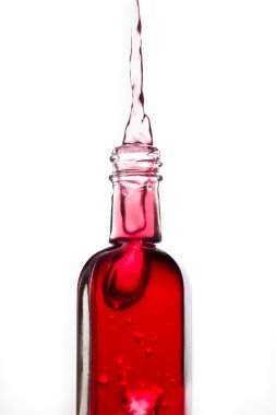 şişe kırmızı sıvı