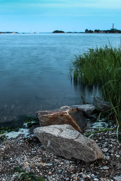 Noche junto al mar con dos piedras — Foto de Stock