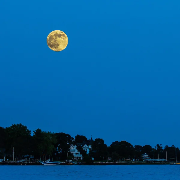 Супер луна на голубом небе с водой — стоковое фото
