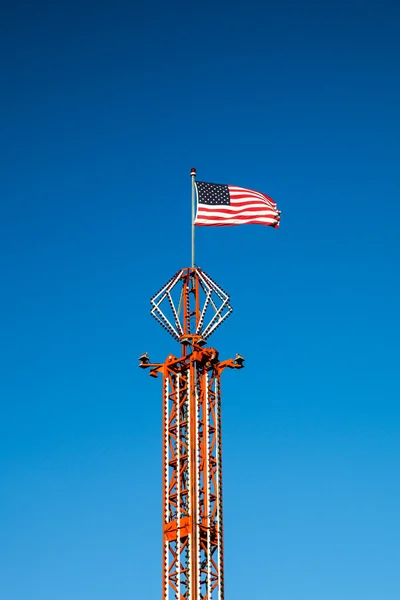 美国国旗与蓝蓝的天空 — 图库照片
