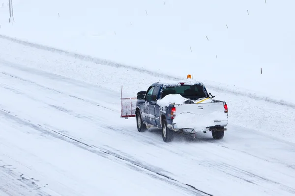 Vrachtwagens op de snelweg ploegen na sneeuwstorm 2013 — Stockfoto